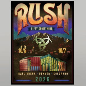 Peut inclure: Une affiche de concert pour Rush Fifty Something présentant une chaîne de montagnes stylisée, un symbole central en forme de tri-croissant métallique et une représentation de la Ball Arena à Denver, Colorado. Le texte inclut 10/5, 10/7 et 2026.