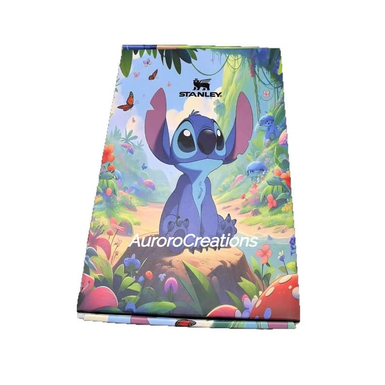 Pu&ograve; includere: Un prodotto Stanley con un'illustrazione colorata di Stitch di Lilo & Stitch. Il design presenta Stitch in una scena forestale stravagante con farfalle e fiori. Il testo "AuroroCreations" &egrave; visibile. Anche il logo Stanley &egrave; visibile.