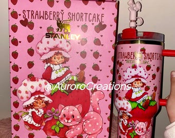 Bicchiere Stanley da 40 oz con motivo Fragolina Dolcecuore, confezione regalo personalizzata in acciaio inossidabile con cannuccia.
