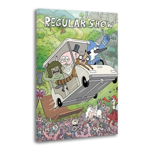 Op de afbeelding: Een rechthoekige canvasprint met het Regular Show logo bovenaan. De illustratie toont een witte golfkar die van een schans springt met de personages Mordecai, Rigby, Muscle Man en Pops erin, terwijl een grote menigte toekijkt.