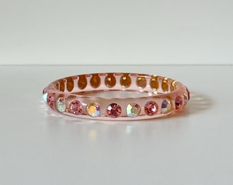 Pulsera rígida vintage de lucita rosa con diamantes de imitación rosas y efecto aurora boreal.