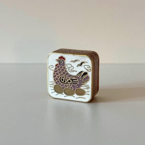 Pequeña caja decorativa vintage de cloisonné con diseño de gallina en nido.
