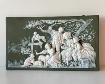 Placa de pared antigua de cerámica jaspeada verde de la marca Goebel, de principios de la época alemana.