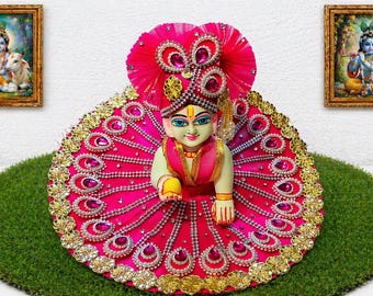Déjese envolver por la elegancia divina con este impresionante Poshak magenta, diseñado específicamente para un Laddu Gopal de tamaño 5 (10 pulgadas).