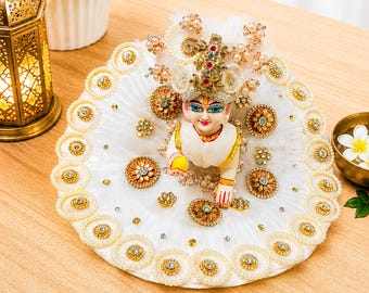 Elegante witte Laddu Gopal Poshak met zwaar parel- en steenwerk designerjurk met mukut-set voor Kanha Ji Shringar