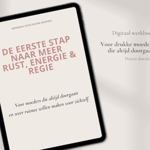 Op de afbeelding: Een digitaal werkboek weergegeven op een zwarte tablet. Het scherm toont tekst in het Nederlands, waaronder "DE EERSTE STAP NAAR MEER RUST, ENERGIE & REGIE" in mauve. Extra tekst beschrijft het doel van het werkboek voor drukke moeders.