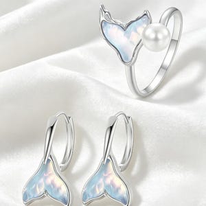 Set di gioielli iridescenti a forma di coda di sirena in argento sterling S925: anello, cerchio e orecchini.