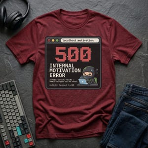 Puede incluir: Camiseta granate con un gráfico que dice "500 INTERNAL MOTIVATION ERROR" en fuente roja pixelada. Un personaje ninja está representado en el gráfico. El texto "localhost:motivation" está en la parte superior.