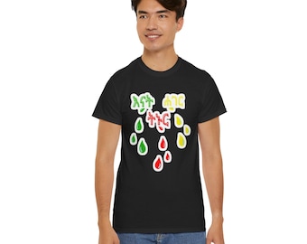 Camiseta con escritura amárica y gotas rojas, amarillas y verdes / Colores etíopes, diseño cultural