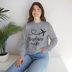 Sudadera Airplane Mode / Gráfico de avión con corazón de viaje imagen 3