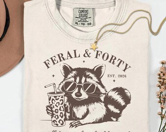Feral & Forty PNG, divertido diseño de mapache para el 40 cumpleaños, arte de humor sarcástico de la mediana edad, gráfico retro de mapache basura, PNG de regalo vintage para los cuarenta