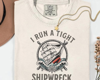 PNG de "I Run A Tight Shipwreck", diseño de cita divertida sobre la maternidad, gráfico de la vida de una mamá caótica, arte retro de humor náutico sobre la crianza, meme de mamá cansada