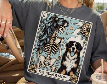 Carta de tarot de mamá de perro de montaña bernés PNG, divertido arte de esqueleto bernés, gráfico gótico para amantes de los perros, diseño retro de perro de Halloween, mamá de mascota espeluznante PNG