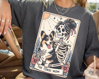 Carta del Tarot de Mamá Corgi PNG, Diseño Divertido de Corgi Esqueleto, Arte Gótico para Amantes de los Perros, Gráfico Retro de Mascotas de Halloween, Mamá Corgi Espeluznante PNG