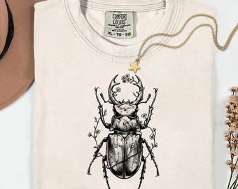 Escarabajo ciervo PNG, ilustración de insecto vintage, arte de insectos estilo cottagecore, gráfico de entomología retro, diseño de naturaleza boscosa, escarabajo botánico PNG