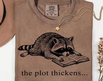 Leesgrage wasbeer png, grappige prullenbakpanda lezen png, boekenliefhebber png, fantasy reader ontwerp, mysteriethriller, boekennerd cadeau