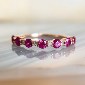 Ring met robijn en diamanten, 14-karaats roségouden robijnring, robijn trouwring, stapelbare edelsteenring, jubileumcadeau voor haar.