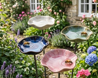 Bebedouro artesanal de cerâmica em formato de abelha e borboleta com estaca, ideal para atrair polinizadores. Perfeito para decoração de jardim e como presente artístico para o quintal.