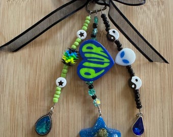 Colgante para bolso con cuentas hecho a mano / PLUR, 420 / festival / llaveros / accesorios para bolsos / regalos para ella / joyería / regalos / rave / alienígena