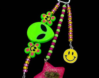 Colgante para bolso hecho a mano con cuentas / Flor sonriente, 420 / festival / llaveros / Accesorios para bolsos / flowstar / Joyería / Regalos / rave / Alien