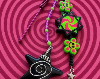 Colgante para bolso con cuentas hecho a mano / Flor sonriente, recuerdo de fiesta / collar de cuchara / llaveros / Accesorios para bolsos / flowstar / Joyería / Regalos / rave /