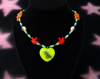 Collar con dije de corazón hecho a mano / Joyería de cuentas estilo años 20, ideal para festivales y fiestas (longitud ajustable de 45 a 56 cm).