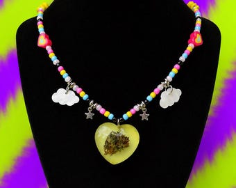 Collar con dije de corazón hecho a mano con cuentas / Joyería estilo Fairycore de los años 20 / Dije de hierbas del orgullo pansexual