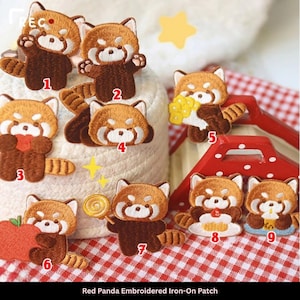 Könnte beinhalten: Eine Sammlung von neun aufbügelbaren, gestickten Aufnähern mit roten Pandas in verschiedenen Posen. Die Aufnäher sind hauptsächlich braun und orange mit weißen Akzenten. Einige halten Gegenstände wie einen Apfel oder einen Lutscher. Der Text "Red Panda Embroidered Iron-On Patch" steht unten.