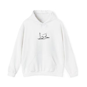 Peut inclure: Sweat à capuche blanc avec une poche avant et un cordon de serrage. Le sweat-shirt présente une calligraphie arabe noire sur la poitrine. Le sweat à capuche est fait d'une matière douce et a une coupe décontractée.