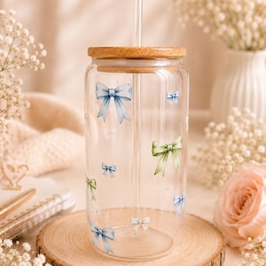 Personalisiertes 16oz Trinkglas mit Schleifen | Bambusdeckel & Strohhalm | Pastell Schleifen Glas | Geschenk für Freundin | Bow Cup