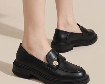 Mokasyny na platformie ze złotą klamrą w stylu retro, brytyjski styl college'owy, wygodne i uniwersalne buty do dojazdów do pracy