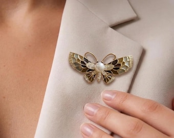 Vintage butterfly pearl brooch - Bohemian style enamel pin - elegant butterfly ornament - a beautiful gift for her - wedding accessory
