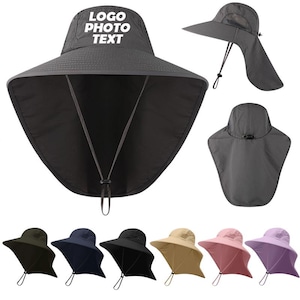 Könnte beinhalten: Sonnenhüte in verschiedenen Farben, darunter Schwarz, Marineblau und Beige. Jeder Hut hat eine breite Krempe und einen Nackenschutz für Sonnenschutz. Die Hüte haben einen verstellbaren Kinnriemen und den Text "LOGO PHOTO TEXT" auf der Vorderseite.