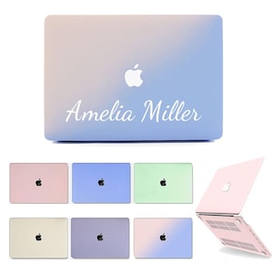 Könnte beinhalten: Eine Sammlung von Laptop-Hüllen in verschiedenen Farben, darunter Rosa, Blau, Grün und Lavendel. Die Haupt-Hülle hat einen rosa-blauen Farbverlauf mit dem Namen "Amelia Miller" in weißer Schrift. Jede Hülle zeigt das Apple-Logo.