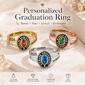 Puede incluir: Tres anillos de graduación personalizados en tonos oro, oro rosa y plata. Cada anillo presenta una piedra de nacimiento ovalada central, el año 2026, el nombre de una escuela y un nombre personalizado. Los anillos tienen piedras claras y grabados.