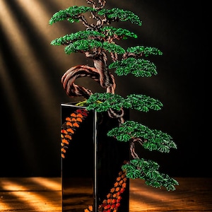 Peut inclure: Sculpture d'arbre bonsaï en fil de fer vert et marron, dans un pot rectangulaire noir orné de motifs de feuilles orange. Le tronc torsadé et le feuillage vert créent une œuvre d'art miniature.