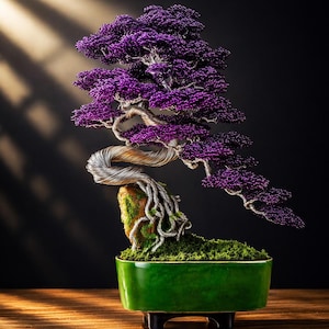Peut inclure: Sculpture d'arbre bonsaï artisanal avec un auvent en fil de fer violet vif. Le tronc est en fil argenté et l'arbre repose sur une roche recouverte de mousse dans un pot rectangulaire vert brillant. Un objet décoratif unique.