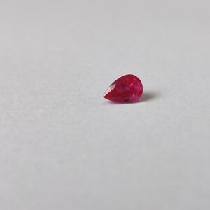 Rubí natural talla pera de 6,3 x 4,2 mm, 0,64 ct, piedra suelta de rubí de Mozambique calibrada, rubí rojo calentado