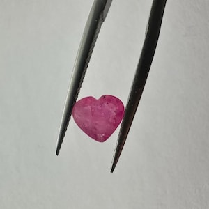 Rubino naturale del Mozambico da 1,325 carati, a forma di cuore, 7 mm - Gemma estratta dalla terra, di colore rosso rosato.