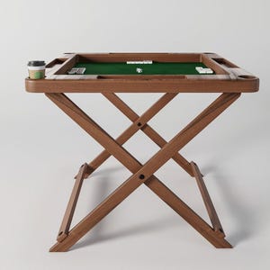 Könnte beinhalten: Ein klappbarer Mahjong-Tisch aus Holz mit einer grünen Filz-Spielfläche. Der Tisch hat eingebaute Getränkehalter und eine Ablage für Spielsteine. Ein Einweg-Kaffeebecher steht in einem der Getränkehalter. Der Tisch ist ca. 76 cm lang.