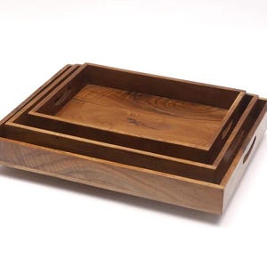 Puede incluir: Una taza de cerámica blanca con un asa negra y el texto "But First, Coffee" en negrita negra. La taza está sobre una superficie de madera. La taza mide 10 cm de alto.