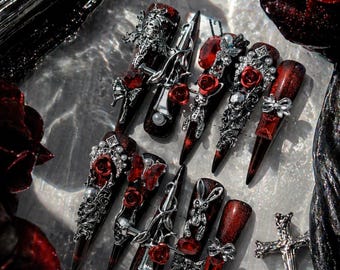 Unghie finte gotiche rosse / Unghie da vampiro / Unghie nere con strass color rubino / Unghie finte punk Y2K / Unghie scure di tendenza