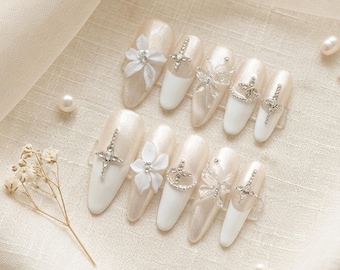 Unghie finte da sposa color bianco perla / Unghie finte per matrimonio / Unghie con fiori 3D / Unghie francesi eleganti / Unghie minimaliste di lusso