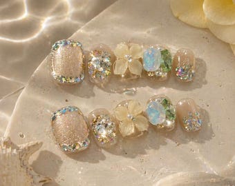 Unghie finte floreali dorate / Unghie finte per vacanze al mare / Unghie per matrimoni tropicali / Unghie con fiori 3D / Unghie con perle e gemme