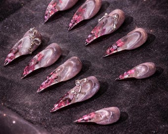 Unghie finte rosa stile anni 2000 con artigli di gatto / Unghie a stiletto alternative con borchie / Unghie finte punk femminili di tendenza / Nail art rosa audace