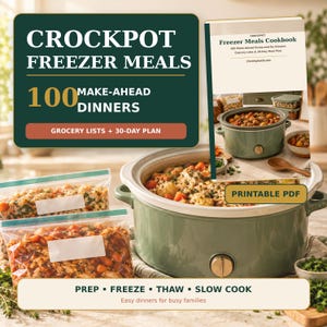 Könnte beinhalten: Ein digitales Kochbuch mit dem Titel Crockpot Freezer Meals mit 100 vorbereiteten Abendessen, Einkaufslisten und einem 30-Tage-Plan. Das Bild zeigt einen salbeigrünen Slow Cooker mit Essen, zwei Gefrierbeutel und ein druckbares PDF.
