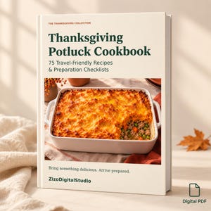 Może przedstawiać: Biała książka kucharska zatytułowana The Thanksgiving Collection Thanksgiving Potluck Cookbook 75 Travel-Friendly Recipes & Preparation Checklists. Okładka przedstawia prostokątne białe naczynie żaroodporne z zapiekanką o złotym kolorze.