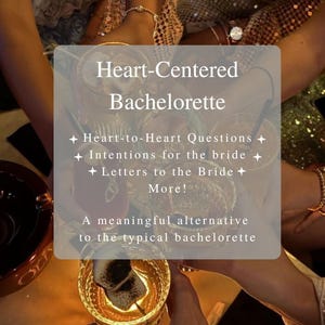 Op de afbeelding: Afbeelding van een bijeenkomst met cocktails en de tekst "Heart-Centered Bachelorette". De afbeelding bevat tekst over hart-tot-hart vragen, intenties voor de bruid en brieven aan de bruid. Een zinvol alternatief voor de typische vrijgezellenavond.