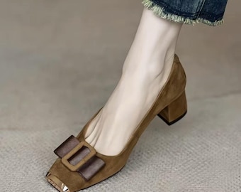 Zapatos de tacón de ante de piel de vacuno auténtica de inspiración vintage - Punta cuadrada, tacón de bloque y detalles de lazo de grosgrain.