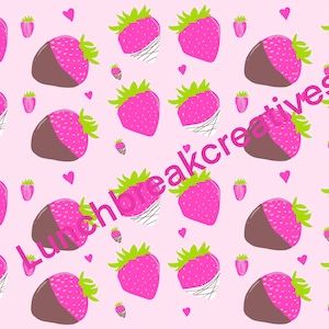 Könnte beinhalten: Ein Muster aus rosa Erdbeeren, einige in Schokolade getaucht, mit grünen Stielen und kleinen rosa Herzen auf hellrosa Hintergrund. Der Text "Lunchbreakcreatives" ist sichtbar.